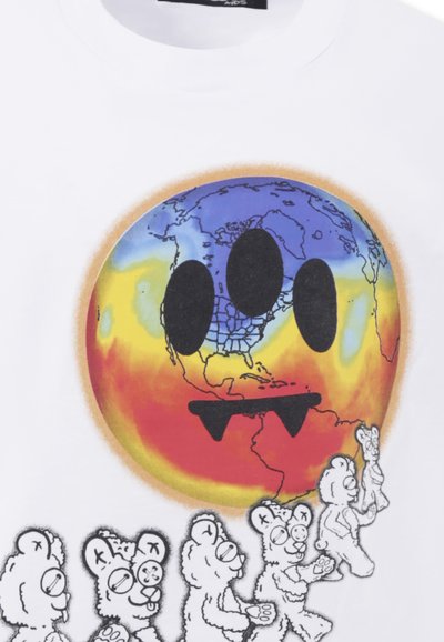Biała koszulka z kolorową grafiką globu, czarnymi cechami twarzy i karykaturalnymi niedźwiedziami spacerującymi na dole.