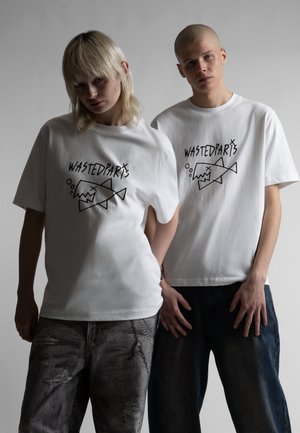 Wasted Paris GIVE UP UNISEX - Trükipildiga T-särk - white