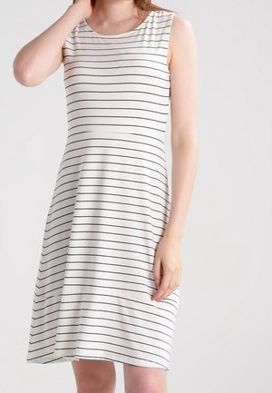 Robe sans manches crème avec des rayures horizontales navy, encolure ronde et silhouette évasée. Tissu doux avec un léger élasticité.