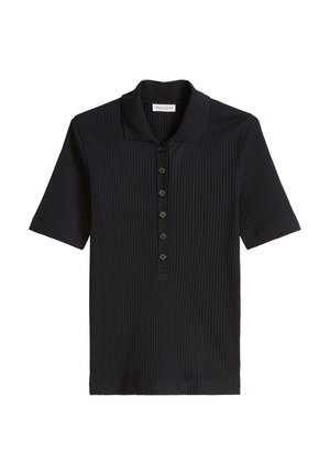 Czarna prążkowana koszulka polo z krótkim rękawem, kołnierzykiem i sześcioma guzikami z przodu, ułożona na płasko na białym tle.