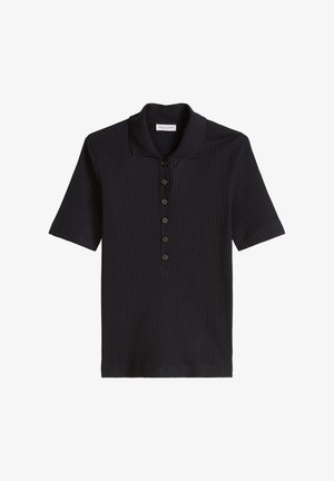 Zwart geribd polohemd met korte mouwen, een kraag en zes knopen aan de voorkant, plat neergelegd op een witte achtergrond.