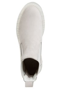 Jasnoszary zamszowy but wsuwany z zaokrąglonym noskiem, elastycznymi panelami po bokach i przezroczystą gumową podeszwą. Detale szwów wokół kołnierza.