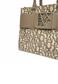 Borsa Armani Exchange beige e taupe con stampa del logo ripetuta, tracolla taupe e fibbia a logo quadrata sul davanti.