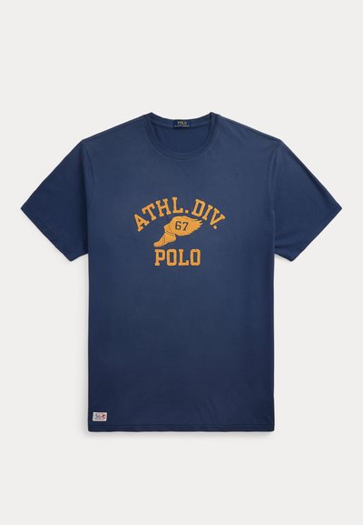 Tricou din bumbac de culoare bleumarin, cu guler rotund, având text imprimat de culoare galbenă: "ATHL.DIV. 67 POLO" și logo la tiv. Mâneci scurte, croială normală.