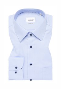 Lichtblauwe overhemd met lange mouwen, gemaakt van textuurkatoen, met een button-down kraag, donkere knopen en opgerolde manchetten; gemarkeerd "Eterna Comfort Fit."