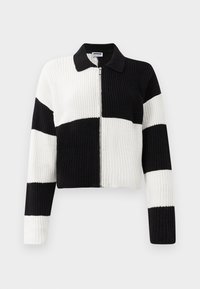Cardigan curto em preto e branco com fecho de zíper, textura canelada e riscas horizontais contrastantes ao longo do corpo e das mangas.