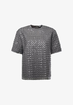 Grijs T-shirt met korte mouwen en een ronde hals, versierd met een rasterpatroon van glanzende pailletten en kralen, met het label "ROTATE" bij de kraag.