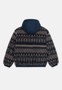 Jachetă pufoasă cu glugă, având un model geometric în nuanțe de albastru și bej. Textură moale, cu mansete și tiv elastic, și o glugă voluminoasă.