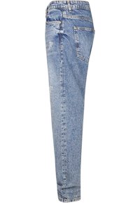 Jeanși din denim bleu deschis cu croială dreaptă, având o textură estompată, două buzunare pe spate și detalii de cusătură vizibile.