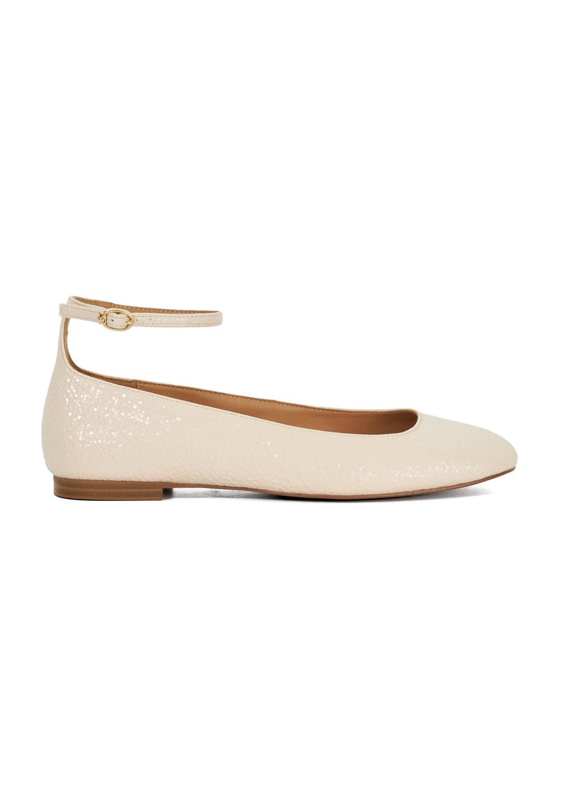 Ballerines en cuir verni beige avec une bride de cheville, bout rond, petit talon et surface texturée. Accents en métal doré.