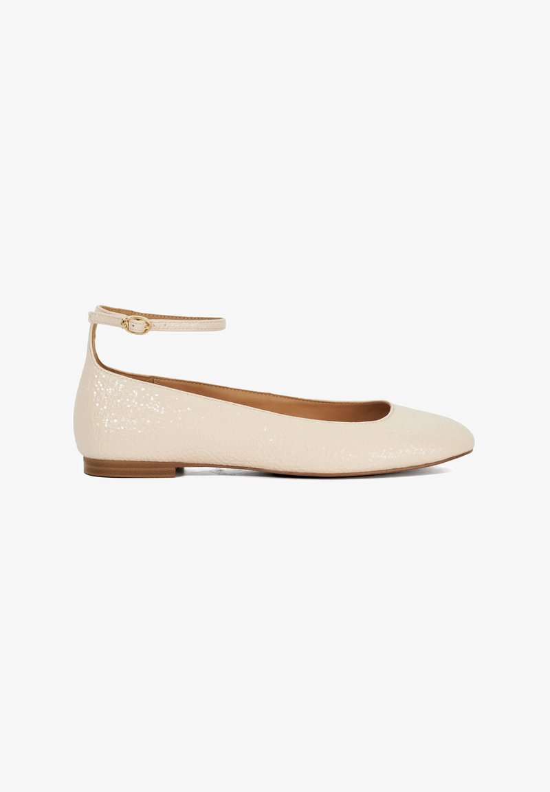Beige patenten leren balletschoenen met een enkelbandje, ronde neus, lage hak en een gestructureerd oppervlak. Accenten in goudkleurig metaal.