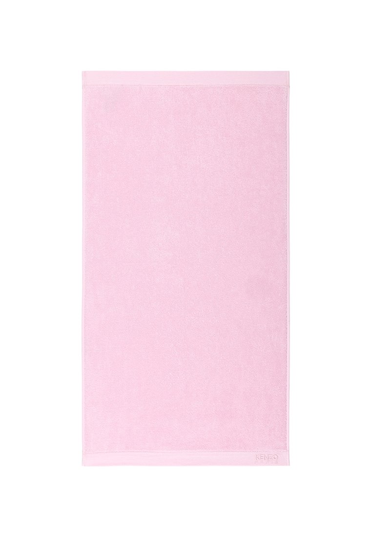 Serviette en coton rose avec une surface douce et texturée. Présente une couleur unie et une bordure cousue. Mesure environ de forme rectangulaire.