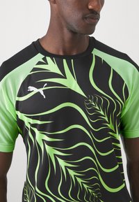 Puma INDIVIDUALLIGA GRAPHIC - Športne majice - black/fizzy apple