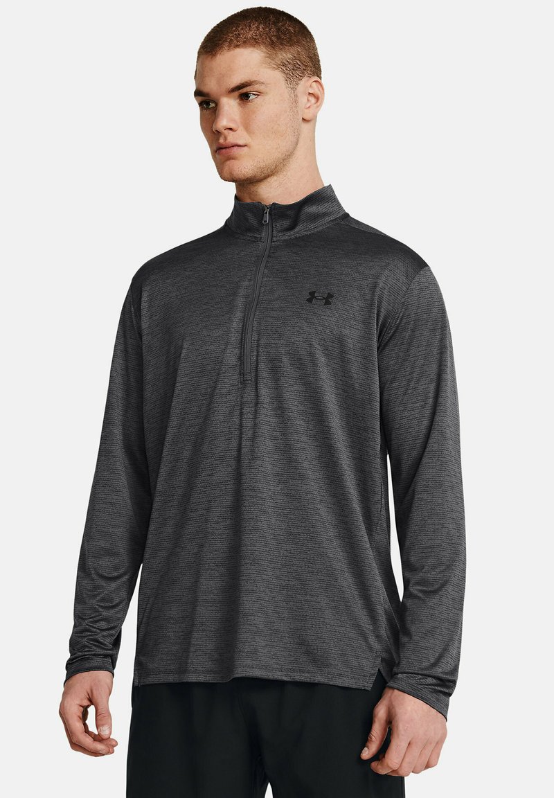 Dunkelgrauer Viertelreißverschluss-Pullover aus leichtem, strukturiertem Stoff. Mit langen Ärmeln und einem kleinen schwarzen Logo auf der Brust.