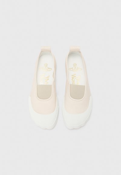 Beige slīdpapēžu kurpes ar elastīgu paneli, baltu gumijas zoli un mīkstu materiālu. Iespējas ietver cilpu tipa cilpu aizmugurē. Zelta logo iekšpusē.