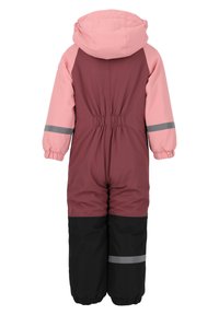Combinaison de neige isolante bourgogne et rose avec une capuche, une taille élastique et des accents réfléchissants ; partie inférieure noire avec des poignets élastiques.