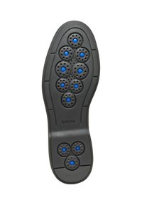 Sole in gomma nera con fori di ventilazione blu disposti a gruppi, caratterizzata da una finitura testurizzata e un logo "GEOX" inciso discreto.
