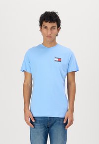 Tommy Jeans - SLIM ESSENTIAL FLAG TEE - T-shirts print - sugarplum blue Miniaturebillede 1