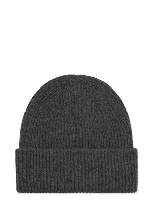 Tmavosivá pletená čiapka s preloženým lemom, ktorá má po celej látke rebrovanú štruktúru.