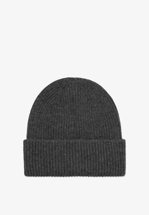Donkergrijze gebreide muts met een omgeslagen boord, met een geribbelde textuur over de hele stof.