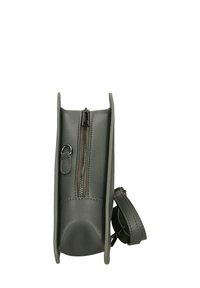 Borsa tote in pelle grigia con apertura zip, dettaglio hardware laterale e base piatta. Presenta una tracolla regolabile per versatilità.