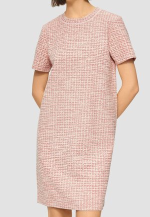 Sukienka z krótkim rękawem wykonana z teksturowanej tkaniny w różowo-białym kolorze, z okrągłym dekoltem i prostym krojem, z bocznymi kieszeniami.