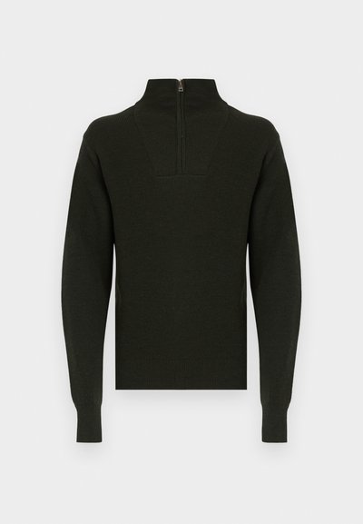 Pulover verde închis tricotat, cu guler înalt, manșete striate și un fermoar la jumătate pe spate. Textură netedă și design ajustat.