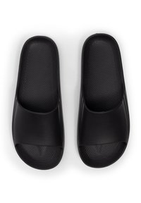 Infradito neri caratterizzati da una tomaia liscia con bande larghe e suole interne testurizzate per una migliore aderenza. Realizzati in materiale sintetico flessibile.