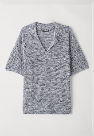 Kortermet pullover i teksturert strikk, med V-hals og en grå-blå farge med et subtilt mønster. Mykt, lett materiale.