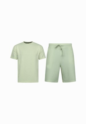 Lichtgroen geribd T-shirt met korte mouwen en bijpassende short met trekkoord, getoond op een witte achtergrond.