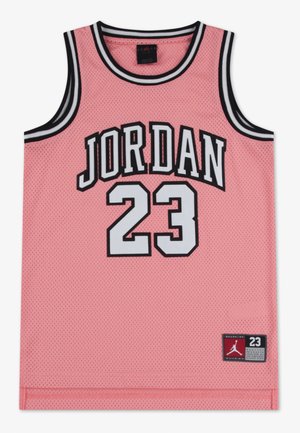 Camiseta de baloncesto de malla rosa con ribetes en negro y blanco, texto "JORDAN", número 23 en blanco con borde negro, y un pequeño parche de marca en el dobladillo.