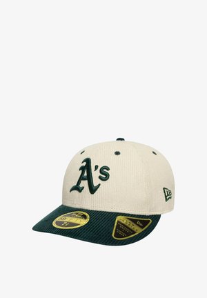 Cappellino in velluto a coste color crema con visiera verde scuro, decorato con il logo "A's" ricamato e due adesivi promozionali sulla visiera.