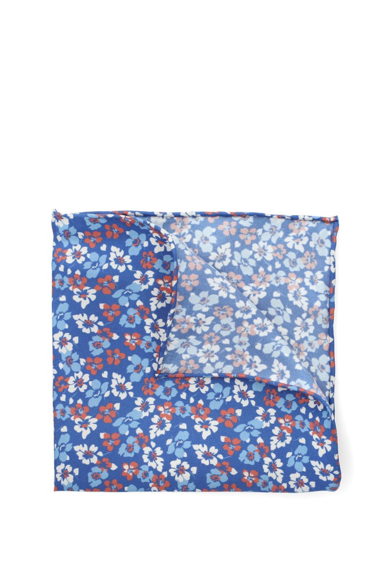 Kwiatowy szalik w odcieniach niebieskiego z czerwonymi i białymi wzorami. Lekki, gładki w dotyku, w kształcie kwadratu, z zagiętym rogiem odsłaniającym warstwowy wzór.