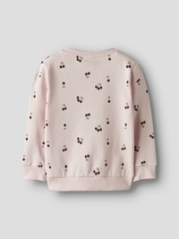 Sweat-shirt rose clair à manches longues avec un motif cerises dispersé, poignets et ourlet inférieur côtelés, présenté sur un fond gris uni.