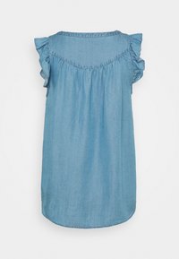 Abito in denim senza maniche di colore azzurro chiaro, con dettagli arricciati sulle spalle e giromanica arricciato sul retro, orlo leggermente arrotondato.