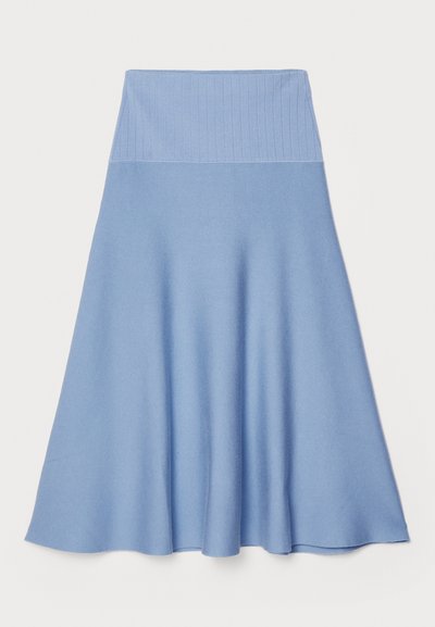 En utställd kjol i ljusblått tyg med ett ribbat midjeband, med en slät textur och en flödande design som sträcker sig till halva vaden.