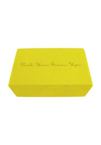 Bloque de yoga amarillo con una textura suave. Presenta una frase grabada "Rock Your Green Yoga" en el lado. Forma rectangular.