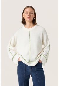 Hvid sweater med grøn syning, bred halsudsk�æring, sænket skuldre, samt ribbede manchetter og kant. Sammen med mørkeblå jeans.
