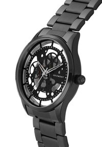 Svart skjelettur med glanset overflate, stor urskive, synlige tannhjul, sølvfargede visere og armbånd i rustfritt stål.