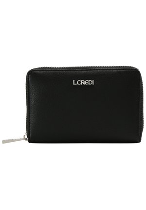 Cartera de cuero negro con un acabado texturizado, que cuenta con un cierre plateado y un acento de logo en la parte frontal, forma rectangular con un diseño compacto.