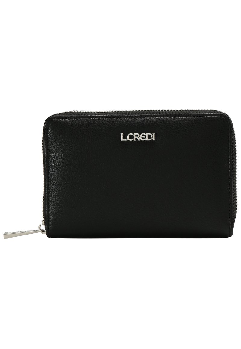 Cartera de cuero negro con un acabado texturizado, que cuenta con un cierre plateado y un acento de logo en la parte frontal, forma rectangular con un diseño compacto.