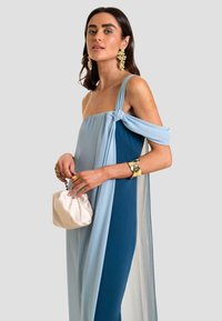 THE-ARE ESCOTE BARDOT CON CAPA - Maxikleid - blue