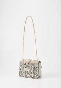 Piccola borsa rettangolare con una stampa in finta pelle di serpente beige e nera, dotata di una tracolla in metallo dorato e di una chiusura metallica.