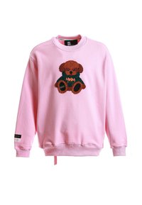 Sudadera rosa con un diseño de oso de peluche marrón texturizado y capucha verde. Incluye puños acanalados y una etiqueta en la esquina inferior izquierda.