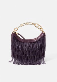 Fioletowa skórzana torebka z długimi frędzlami, złotym łańcuszkowym uchwytem i zamkiem błyskawicznym. Gładka faktura z przyciągającymi uwagę ozdobami po bokach.
