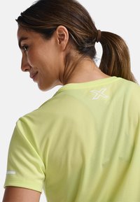 2XU T-Shirt sport - limelight white reflective