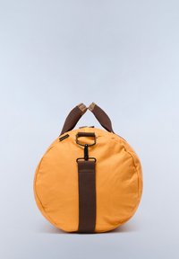 Borsa tonda di colore giallo senape con una tracolla marrone testurizzata e dettagli in metallo nero. Tessuto liscio con cuciture decorative sulla parte superiore e sui lati.