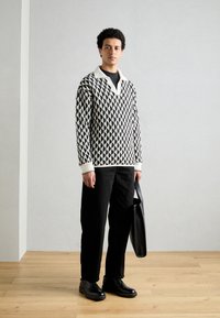 Scotch & Soda TEXTURED DROPPED SHOULDER LONG SLEEVE POLO - Striktrøje - white