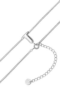 Sudraba kaklarota ar T formas piekari, kas aprīkots ar teksturētu ķēdi un apaļu aizdari ar iegravētu logotipu. Regulējams garums.