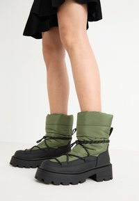 ONLBANYU - Bottes de neige - green